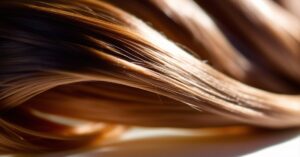 Polerowanie włosów: czym polega? Sprawdź, jak rozdwajać split endery.