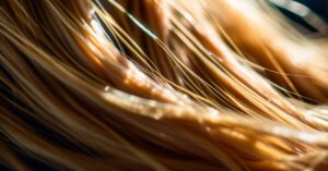 Włosy wypadają garściami? Poznaj przyczyny i skuteczne rozwiązania