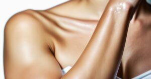 Krostki na ramionach: Jak pozbyć się ich na dobre?